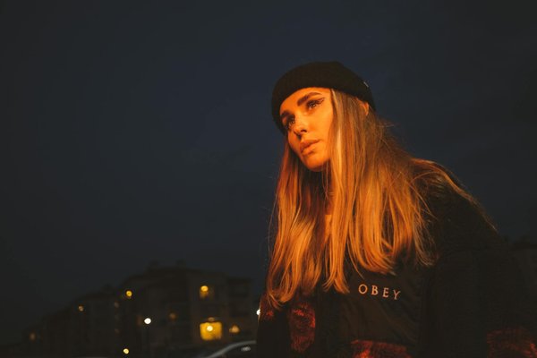 5 conseils créatifs pour incorporer des bijoux sculpturaux à votre tenue de soirée pour un look éblouissant et dramatique.